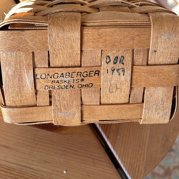 SM Vtg Longaberger medium natural brown Woven Basket. 1989. Leather handles. - Picture 4 of 5